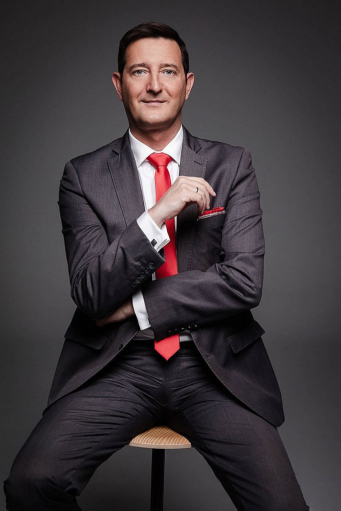 Męski portret biznesowy, na ciemnym tle. Sesja biznesowa , sesja wizerunkowa w studio, na czarnym tle. Fotografia biznesowa premium. Sesja biznesowa dla zarządu. Sesja biznesowa dla prezesa. Fotografia biznesowa Warszawa. Portrety biznesowe. Sesja wizerunkowa nieszablonowa. Sesje wizerunkowe Warszawa. Fotograf biznesowy Warszawa, Agnieszka Olek. Zdjęcia na Linked in, Zdjęcie do CV. Męska sesja zdjęciowa na luzie i z klasą. Męski portret z klasą.