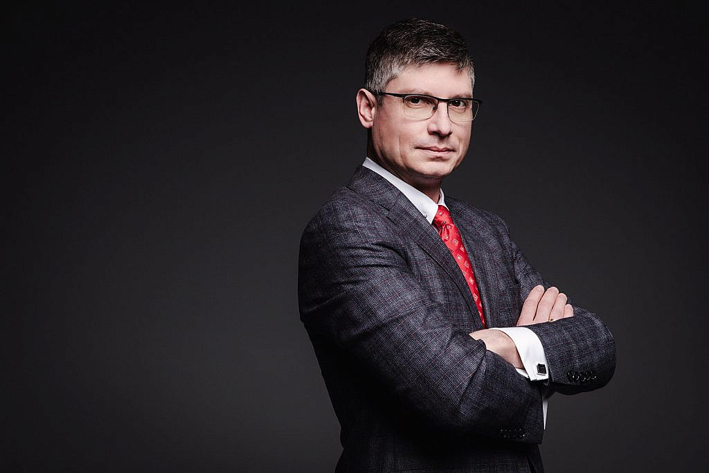 Sesja biznesowa . Portret męski biznesowy. Sesja wizerunkowa w studio, na ciemnym tle. Portret męski. Nieszablonowa sesja biznesowa. Fotografia biznesowa i wizerunkowa Warszawa. Zdjęcie na LinkedIn , zdjęcie do CV. Sesja biznesowa premium. 