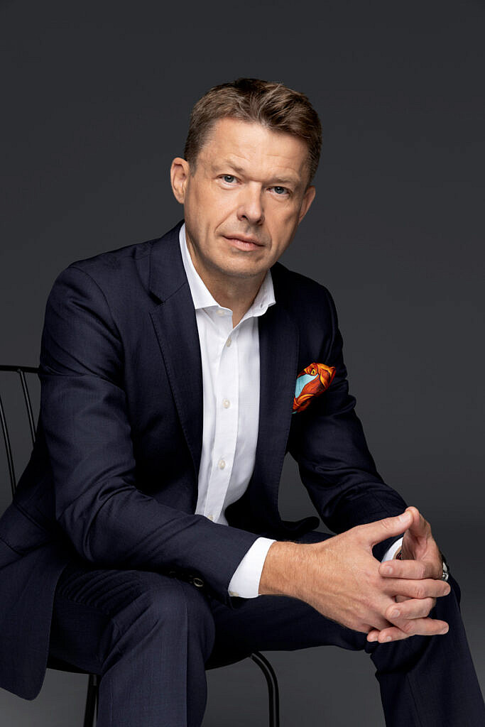 Męski portret biznesowy, na ciemnym tle. Sesja biznesowa , sesja wizerunkowa w studio, na czarnym tle. Fotografia biznesowa premium. Sesja biznesowa dla zarządu. Sesja biznesowa dla prezesa. Fotografia biznesowa Warszawa. Portrety biznesowe. Sesja wizerunkowa nieszablonowa. Sesje wizerunkowe Warszawa. Fotograf biznesowy Warszawa, Agnieszka Olek. Zdjęcia na Linked in, Zdjęcie do CV.