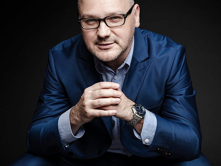Męski portret biznesowy, na ciemnym tle. Sesja biznesowa , sesja wizerunkowa w studio, na czarnym tle. Fotografia biznesowa premium. Sesja biznesowa dla zarządu. Sesja biznesowa dla prezesa. Fotografia biznesowa Warszawa. Portrety biznesowe. Sesja wizerunkowa nieszablonowa. Sesje wizerunkowe Warszawa. Fotograf biznesowy Warszawa, Agnieszka Olek. Zdjęcia na Linked in, Zdjęcie do CV. Męska sesja zdjęciowa na luzie i z klasą. Męski portret z klasą.