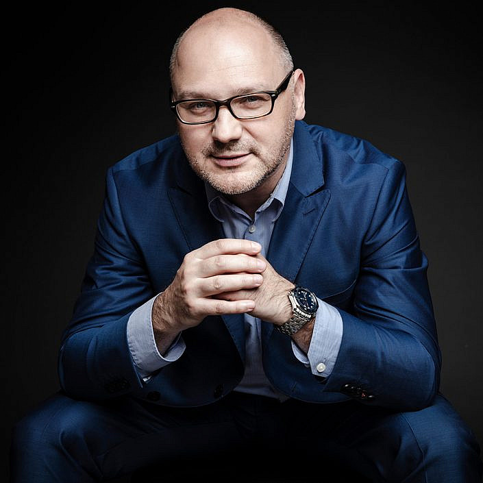 Męski portret biznesowy, na ciemnym tle. Sesja biznesowa , sesja wizerunkowa w studio, na czarnym tle. Fotografia biznesowa premium. Sesja biznesowa dla zarządu. Sesja biznesowa dla prezesa. Fotografia biznesowa Warszawa. Portrety biznesowe. Sesja wizerunkowa nieszablonowa. Sesje wizerunkowe Warszawa. Fotograf biznesowy Warszawa, Agnieszka Olek. Zdjęcia na Linked in, Zdjęcie do CV. Męska sesja zdjęciowa na luzie i z klasą. Męski portret z klasą.