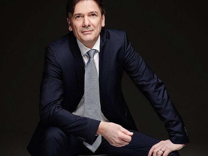 Męski portret biznesowy, na ciemnym tle. Sesja biznesowa , sesja wizerunkowa w studio, na czarnym tle. Fotografia biznesowa premium. Sesja biznesowa dla zarządu. Sesja biznesowa dla prezesa. Fotografia biznesowa Warszawa. Portrety biznesowe. Sesja wizerunkowa nieszablonowa. Sesje wizerunkowe Warszawa. Fotograf biznesowy Warszawa, Agnieszka Olek. Zdjęcia na Linked in, Zdjęcie do CV. Męska sesja zdjęciowa na luzie i z klasą. Męski portret z klasą.