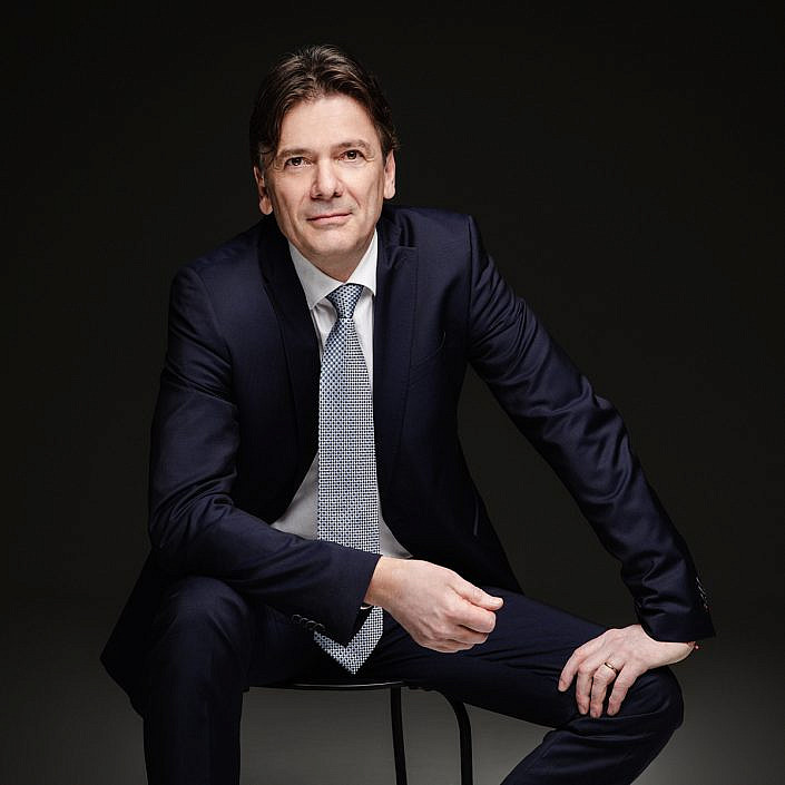 Męski portret biznesowy, na ciemnym tle. Sesja biznesowa , sesja wizerunkowa w studio, na czarnym tle. Fotografia biznesowa premium. Sesja biznesowa dla zarządu. Sesja biznesowa dla prezesa. Fotografia biznesowa Warszawa. Portrety biznesowe. Sesja wizerunkowa nieszablonowa. Sesje wizerunkowe Warszawa. Fotograf biznesowy Warszawa, Agnieszka Olek. Zdjęcia na Linked in, Zdjęcie do CV. Męska sesja zdjęciowa na luzie i z klasą. Męski portret z klasą.