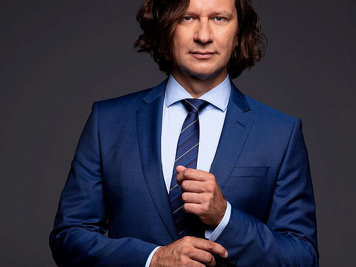 Męski portret biznesowy, na ciemnym tle. Sesja biznesowa , sesja wizerunkowa w studio, na czarnym tle. Fotografia biznesowa premium. Sesja biznesowa dla zarządu. Sesja biznesowa dla prezesa. Fotografia biznesowa Warszawa. Portrety biznesowe. Sesja wizerunkowa nieszablonowa. Sesje wizerunkowe Warszawa. Fotograf biznesowy Warszawa, Agnieszka Olek. Zdjęcia na Linked in, Zdjęcie do CV. Męska sesja zdjęciowa na luzie i z klasą. Męski portret z klasą.