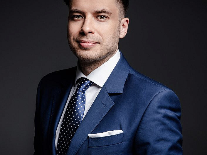 Męski portret biznesowy, na ciemnym tle. Sesja biznesowa , sesja wizerunkowa w studio, na czarnym tle. Fotografia biznesowa premium. Sesja biznesowa dla zarządu. Sesja biznesowa dla prezesa. Fotografia biznesowa Warszawa. Portrety biznesowe. Sesja wizerunkowa nieszablonowa. Sesje wizerunkowe Warszawa. Fotograf biznesowy Warszawa, Agnieszka Olek. Zdjęcia na Linked in, Zdjęcie do CV. Męska sesja zdjęciowa na luzie i z klasą. Męski portret z klasą.