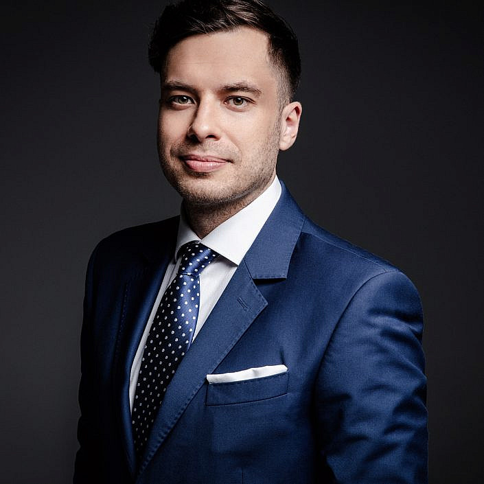 Męski portret biznesowy, na ciemnym tle. Sesja biznesowa , sesja wizerunkowa w studio, na czarnym tle. Fotografia biznesowa premium. Sesja biznesowa dla zarządu. Sesja biznesowa dla prezesa. Fotografia biznesowa Warszawa. Portrety biznesowe. Sesja wizerunkowa nieszablonowa. Sesje wizerunkowe Warszawa. Fotograf biznesowy Warszawa, Agnieszka Olek. Zdjęcia na Linked in, Zdjęcie do CV. Męska sesja zdjęciowa na luzie i z klasą. Męski portret z klasą.