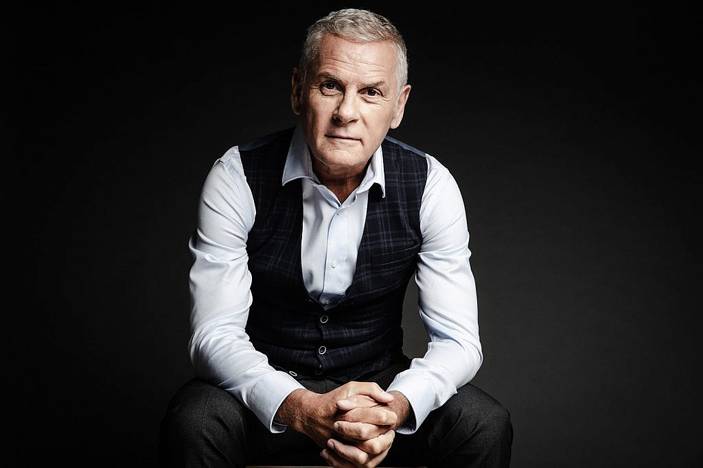 Męski portret biznesowy, na ciemnym tle. Sesja biznesowa , sesja wizerunkowa w studio, na czarnym tle. Fotografia biznesowa premium. Sesja biznesowa dla zarządu. Sesja biznesowa dla prezesa. Fotografia biznesowa Warszawa. Portrety biznesowe. Sesja wizerunkowa nieszablonowa. Sesje wizerunkowe Warszawa. Fotograf biznesowy Warszawa, Agnieszka Olek. Zdjęcia na Linked in, Zdjęcie do CV. Męska sesja zdjęciowa na luzie i z klasą. Męski portret z klasą.