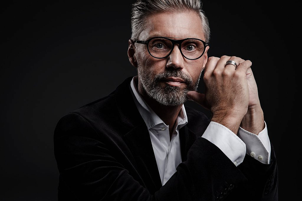 Męski portret biznesowy, na ciemnym tle. Sesja biznesowa , sesja wizerunkowa w studio, na czarnym tle. Fotografia biznesowa premium. Sesja biznesowa dla zarządu. Sesja biznesowa dla prezesa. Fotografia biznesowa Warszawa. Portrety biznesowe. Sesja wizerunkowa nieszablonowa. Sesje wizerunkowe Warszawa. Fotograf biznesowy Warszawa, Agnieszka Olek. Zdjęcia na Linked in, Zdjęcie do CV. Męska sesja zdjęciowa na luzie i z klasą. Męski portret z klasą.
