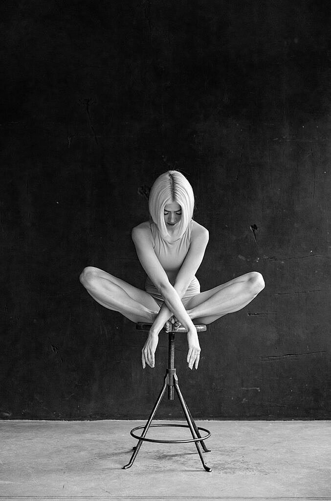 Sesja kobieca Warszawa. Artystyczna sesja kobieca wykonana przez kobietę. Fotografia kobieca. Sesja sensualna. Sesja portretowa kobieca.